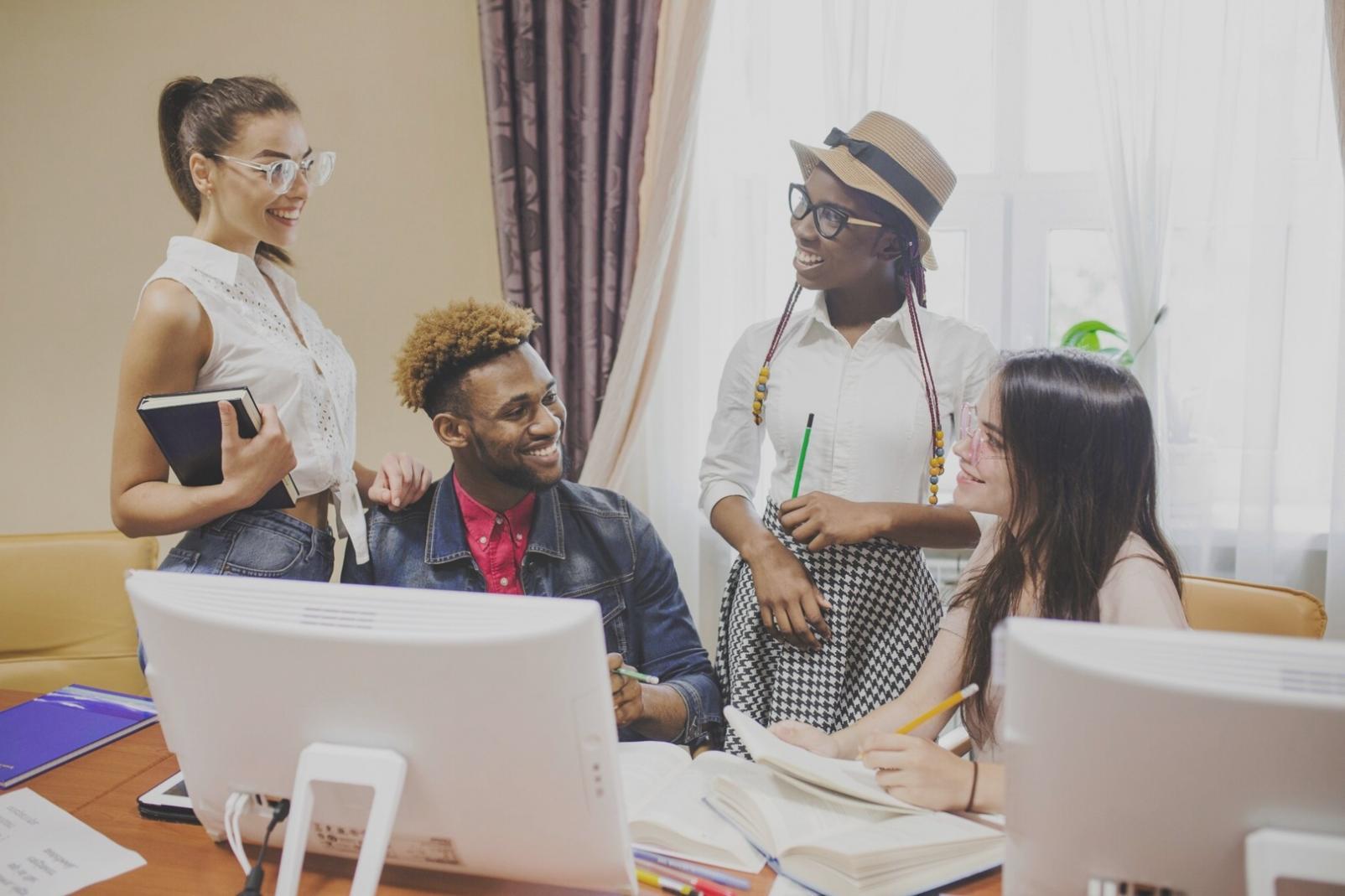 Рабочее пространство с современным оборудованием для настройки платёжных систем